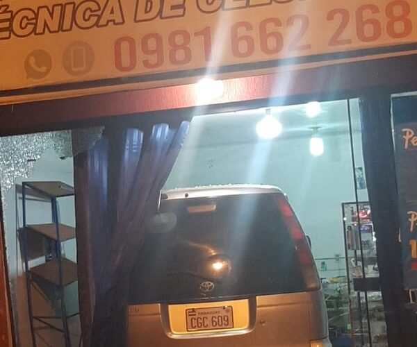 Vehículo chocó contra local comercial