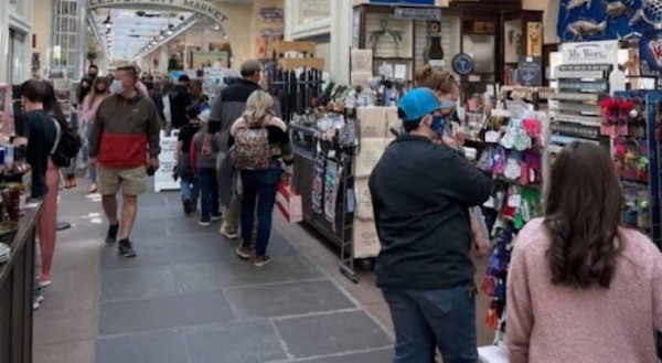 La confianza de los consumidores estadounidenses mejoró más de lo previsto en diciembre