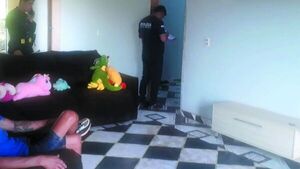Encontró a su ex con un amigo y casi la mató de un balazo