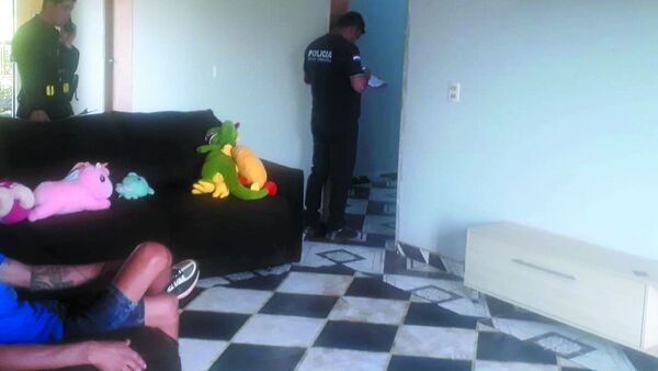 Encontró a su ex con un amigo y casi la mató de un balazo