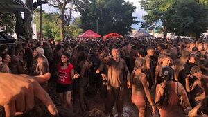 Embajador británico se embarra en multitudinaria Fiesta del Tuyú