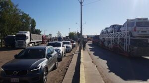 Larga espera en Clorinda-Falcón:  “El problema está en el lado argentino”, dice Migraciones de Paraguay - Nacionales - ABC Color
