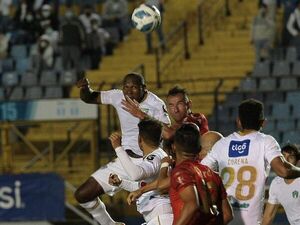 José Cardozo y Milciades Portillo, también eliminados en Guatemala - Fútbol - ABC Color