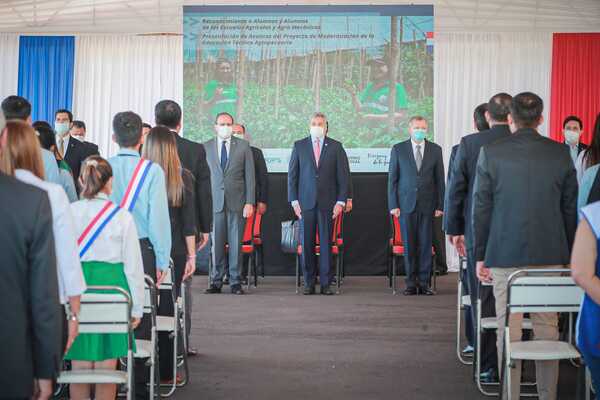 MAG reconoce a estudiantes sobresalientes y presenta vehículos que reforzarán presencia en el campo - .::Agencia IP::.