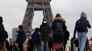 Francia aplicará medidas tras rebasar 100 mil casos diarios de COVID-19