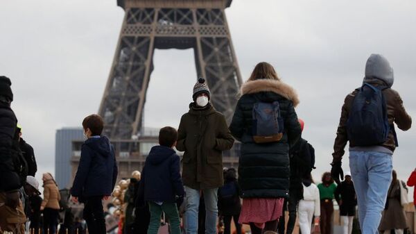 Francia aplicará medidas tras rebasar 100 mil casos diarios de COVID-19