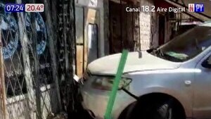 Camioneta choca contra una vivienda en Fernando de la Mora | Noticias Paraguay