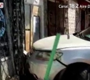 Camioneta impacta contra una vivienda en Fernando de la Mora - Paraguay.com