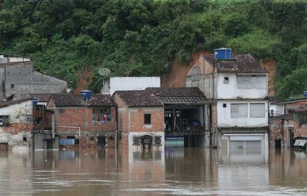 18 fallecidos y más de 15mil damnificados por fuertes lluvias en Brasil