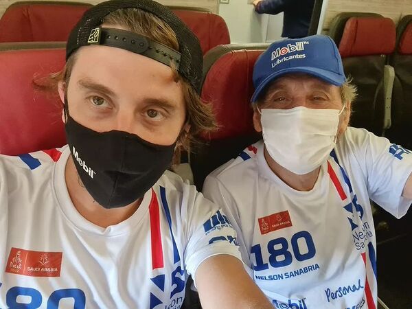 Nelson Sanabria y su inseparable padre, rumbo a Arabia Saudita para el Dakar 2022 - Gente - ABC Color