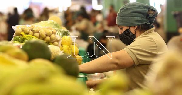 La Nación / Altas temperaturas: recomiendan agua, frutas y verduras para aportar líquido al organismo