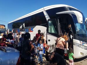 Burocracia fronteriza hace sufrir a viajeros en Falcón y Clorinda - Nacionales - ABC Color