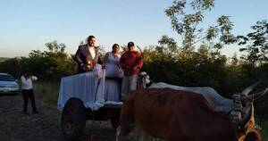 La Nación / Boda campestre: novios llegaron en carreta a su fiesta a lo “yma guare”