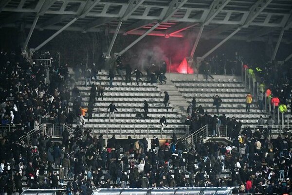 Paris FC y Lyon, eliminados de Copa de Francia tras incidentes en gradas