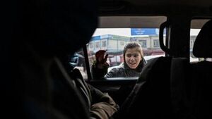 Talibanes anuncian que las mujeres solo pueden viajar acompañadas por un hombre