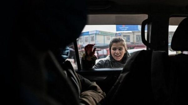 Talibanes anuncian que las mujeres solo pueden viajar acompañadas por un hombre