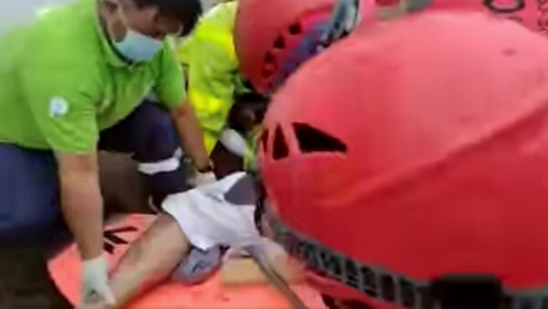Una sombrilla voló por la playa, se clavó en la pierna de un joven y se la sacaron con una motosierra