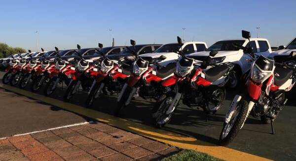 La FAO entregó 40 camionetas y 130 motocicletas al MAG para asistir a pequeños productores