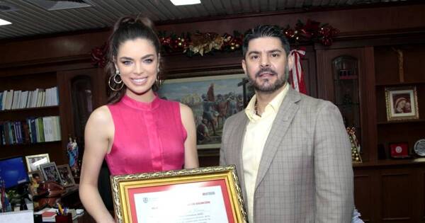 La Nación / “A seguir creciendo”, instó Nadia Ferreira al ser declarada “Hija Dilecta de la ciudad de Asunción”