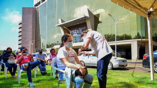 Adolescentes de 16 y 17 años ya pueden recibir tercera dosis