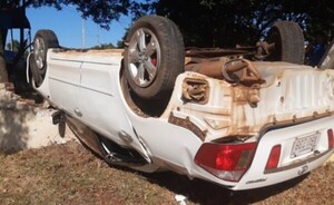 Familia sale ilesa de violento choque y vuelco