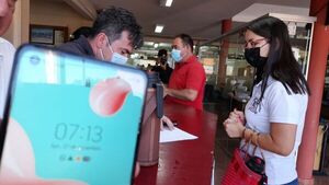 Intendente controla y amonesta a funcionarios que llegan tarde - ABC en el Este - ABC Color