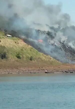 Incendio consume tres precarias viviendas y fuego se expande por pastizal - ABC en el Este - ABC Color