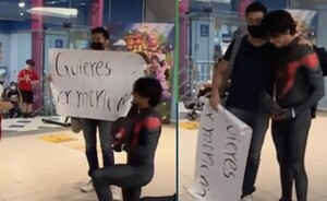Se disfrazó para pedir a joven que sea su novia, pero fue rechazado