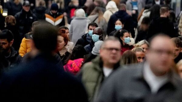 Cifras récord de contagios en Europa y caos en transporte aéreo