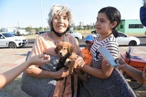 Abuelitos obsequiaron perritos en la Costanera