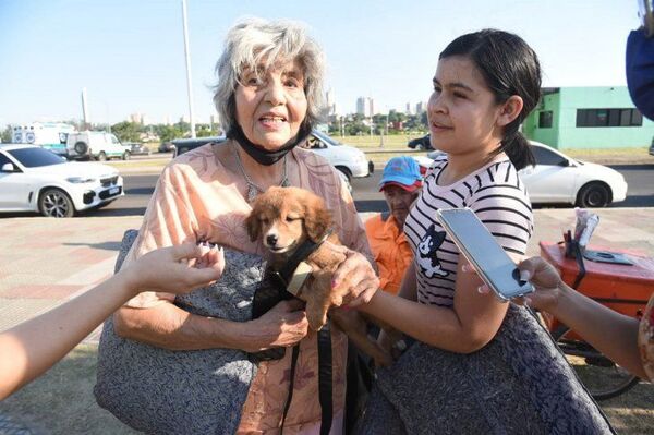 Abuelitos obsequiaron perritos en la Costanera