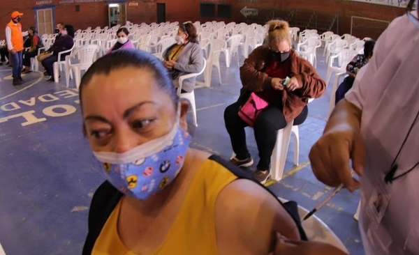 Diario HOY | Variante Ómicron debe motivar a completar la vacunación, dice Salud
