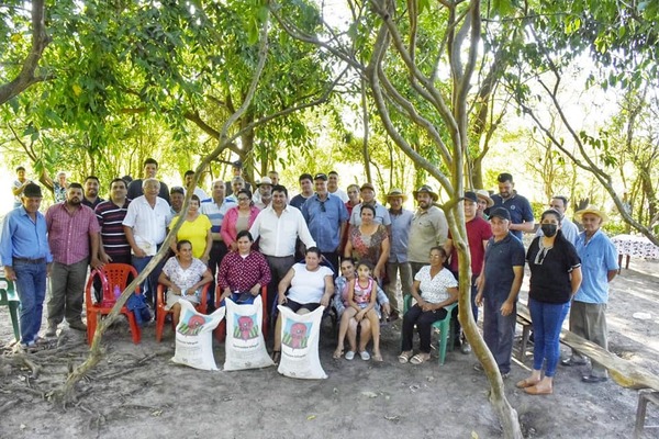 PRODUCTORES DE CORONEL BOGADO RECIBEN ASISTENCIA DE LA GOBERNACIÓN DE ITAPÚA. - Itapúa Noticias