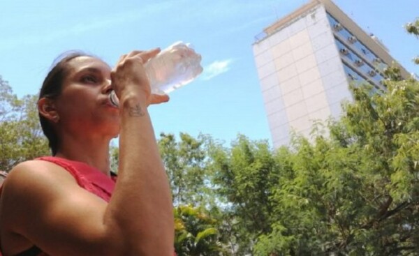 Instan a consumir mucha agua para evitar golpes de calor