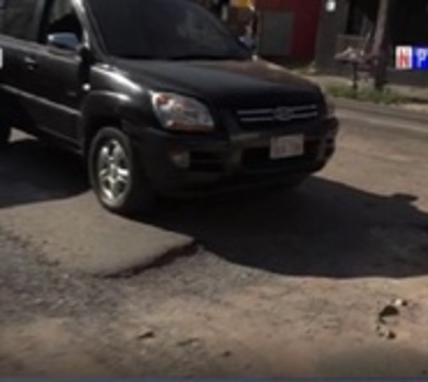 Avenida llena de baches en Luque castiga a conductores - Paraguay.com