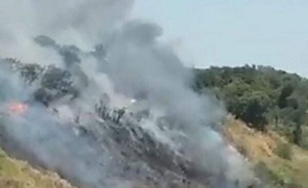 Explosión de petardos causa incendio de casas y un pastizal