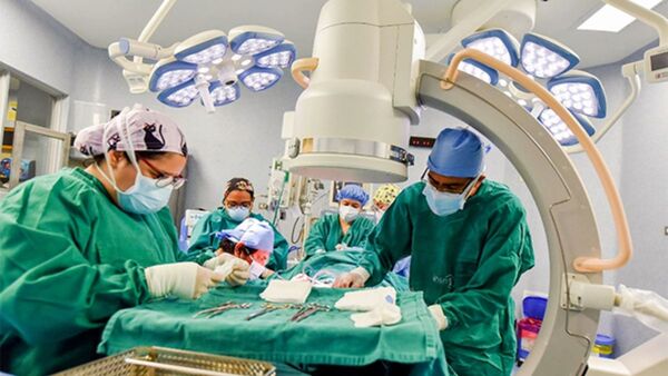 Practican una cesárea a una mujer en plena operación cerebral