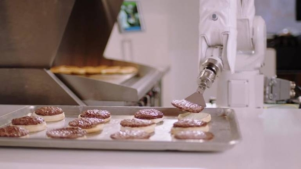 Diario HOY | Una cadena de Israel empieza a vender hamburguesas preparadas por un robot