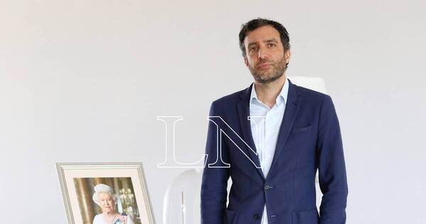 La Nación / Embajador británico se embarró en la Fiesta del Tujú en Nueva Londres