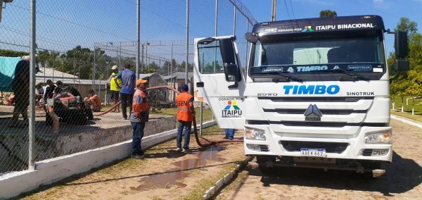 Asisten con agua potable a transeúntes y envían cisternas al Chaco y Concepción