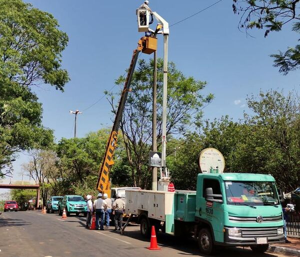 Informe Sachs: ni la reducción de la tarifa de Itaipú restablecería en forma duradera salud financiera de ANDE - Nacionales - ABC Color