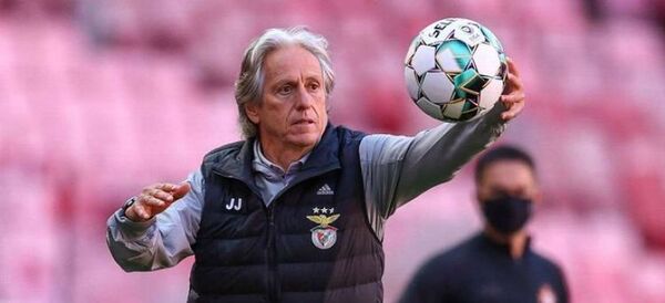 Escándalo en el Benfica por amotinamiento de jugadores y renuncia del DT
