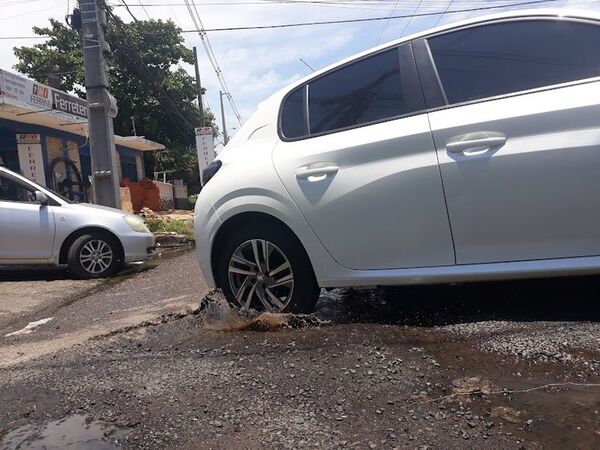 Pobladores de San Lorenzo, hartos de los baches de ex-Avelino Martínez - Nacionales - ABC Color