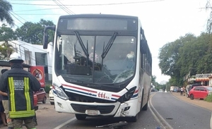 Diario HOY | Imprudencia fatal: motociclista ingresa de contramano y choca contra un bus