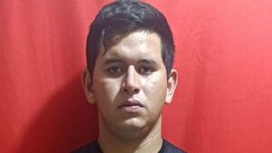 Cuidacoches atrapan a poli que robó el celu a una mujer
