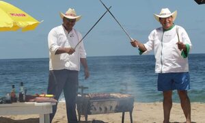 Otro level: cocinando asado paraguayo en playas de Punta