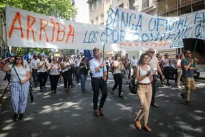 Trabajadores de la banca estatal uruguaya marchan ante la "pérdida salarial" - MarketData