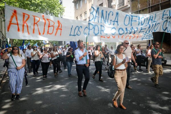 Trabajadores de la banca estatal uruguaya marchan ante la "pérdida salarial" - MarketData
