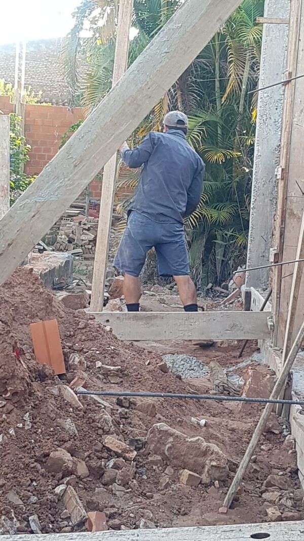 Denuncian que ex concejal de Piribebuy construye en terreno ajeno, violando la ley - Nacionales - ABC Color