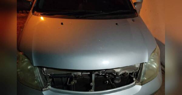 La Nación / Disparan contra un auto para robarle a una familia